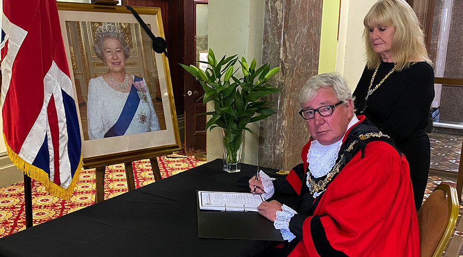 Mayor signs the Book of Condolence for the Queen