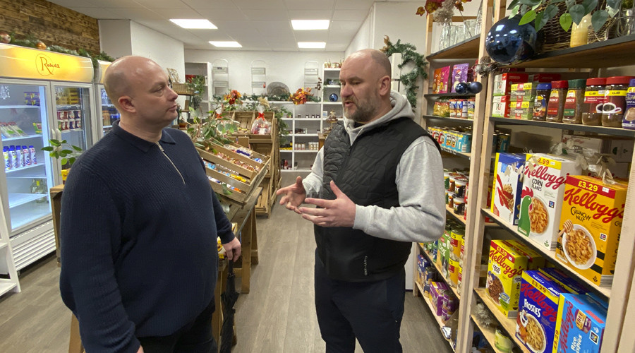 Councillor Paul Stuarttalking to CEO of Rek41, Rob Cumine in an aisle of food