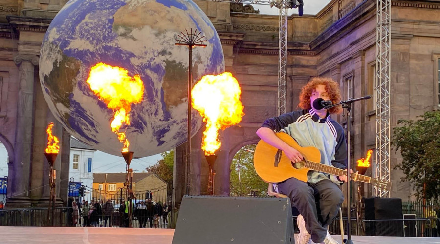 Michael Aldag performing in front of Gaia.