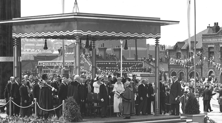 King George V at the opening of Birkenhead end of the Mersey Tunnel 
