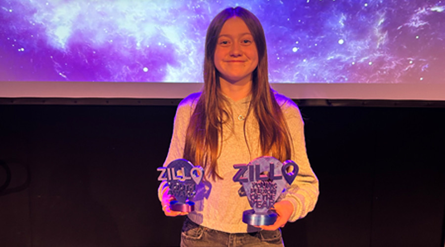 charlotte holding her zillo award