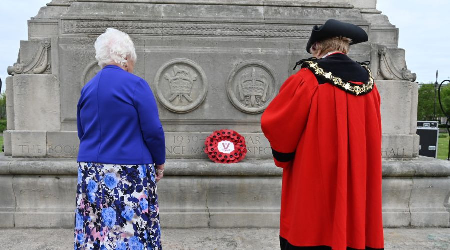 Photo of the Mayor and Mayoress laying a wreath at the Cenotaph