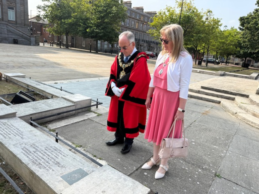 Photo of The Mayor and Mayoress paying their respects at the memorial to those who suffered in the jungles and Japanese prisoner of war camps during World War II