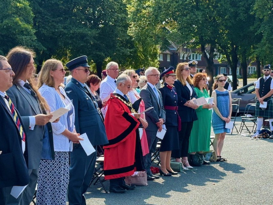 Photo of the Mayor and other representatives at the service