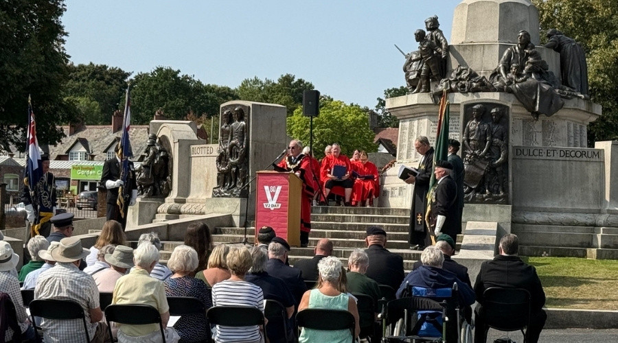Photo of the Mayor speaking at the VJ Day service