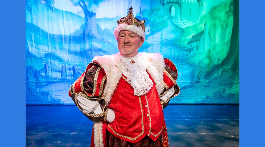 Photo of David Pendlebury on stage dressed in the costume of The King