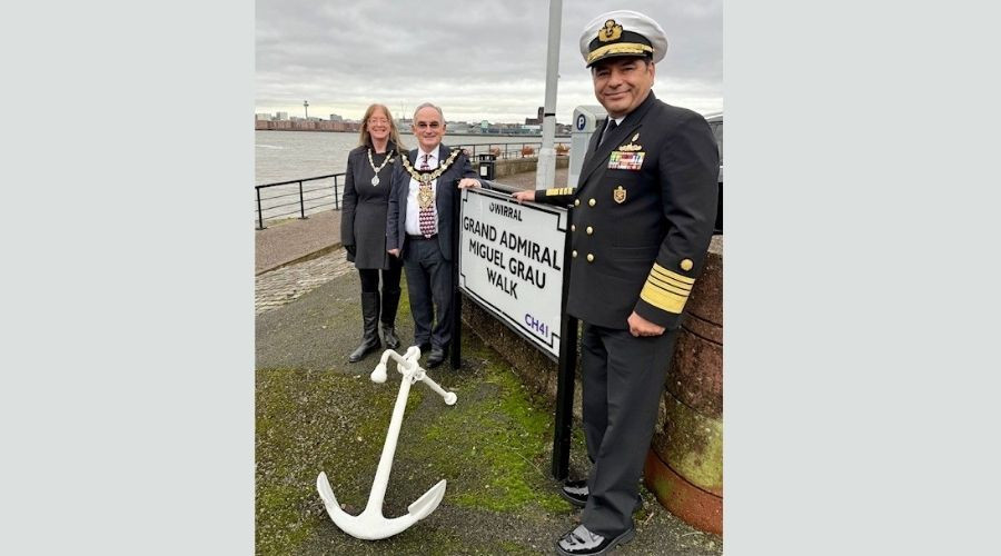 Photo of the Mayor, Mayoress and Commander General at the Grand Admiral Miguel Grau Walk sign 