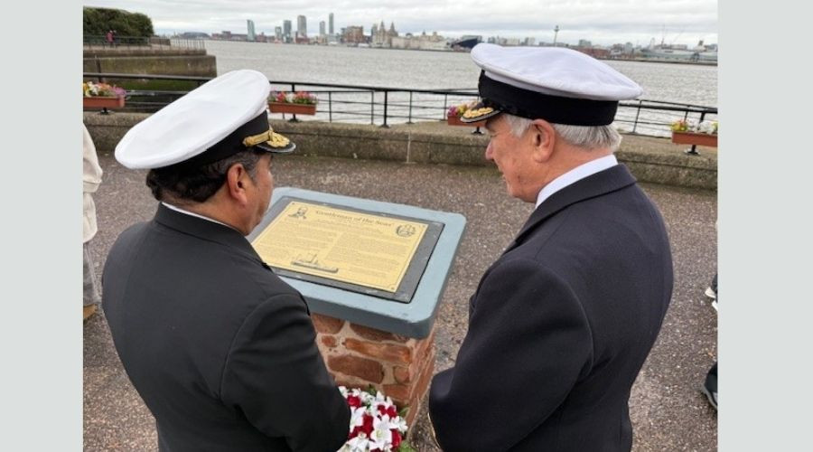 Photo of Naval Officers from Peru and the UK inspecting the memorial to Grand Admiral Grau