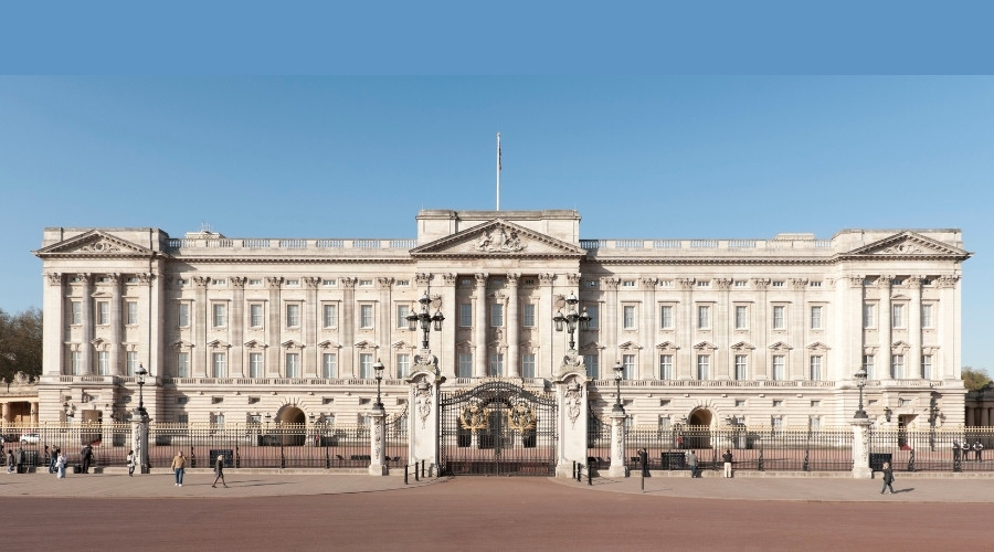 Photo of the front of Buckingham Palace on a sunny day