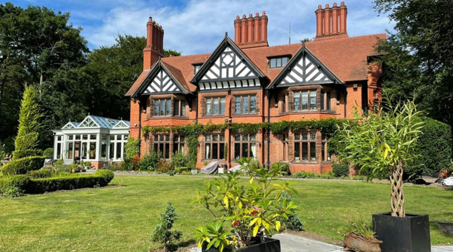 grand manor house in Noctorum, with gardens