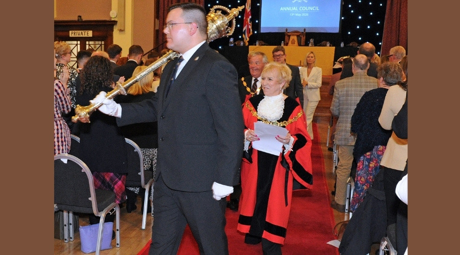 The new Mayor departs the Civic Hall