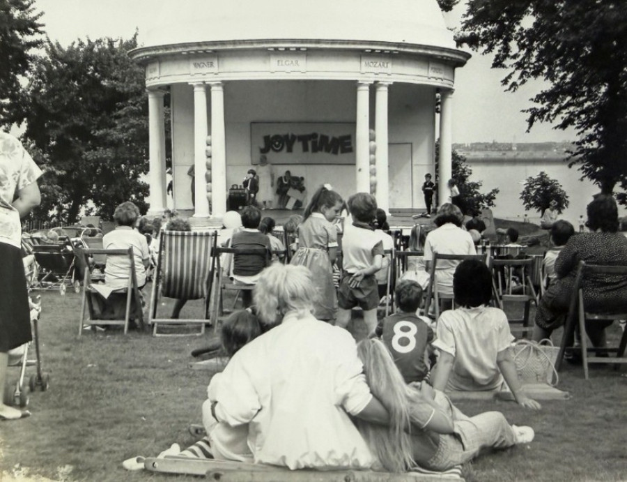 Photo of families enjoying Joytime in Vale Park in 1987