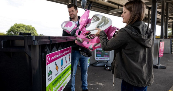 Disposing of a battery-driven kids' ride-on toy at a recycling centre