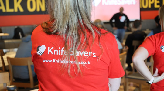 An image of a KnifeSavers volunteer at a conference