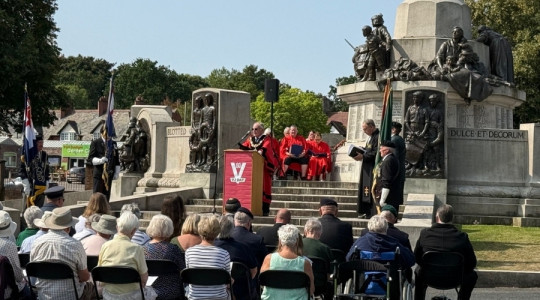 Photo of the Mayor speaking at the VJ Day service