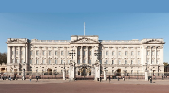Photo of the front of Buckingham Palace on a sunny day